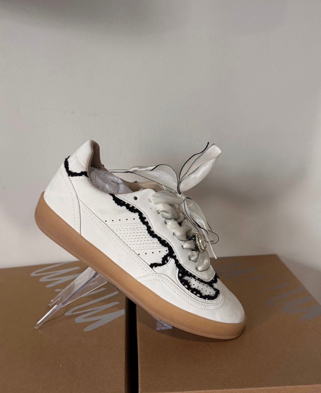 MIIM Chic Contrast Ribbon Lace Sneakers